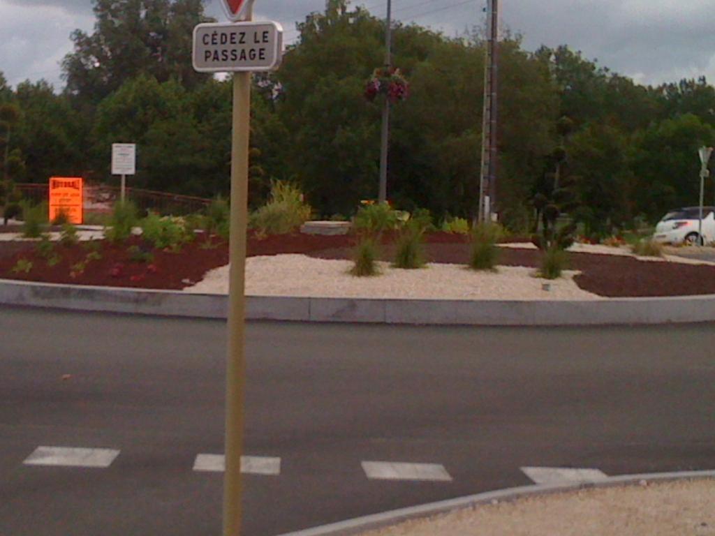 Voujeaucourt Pension Hotel Restaurant De La Place מראה חיצוני תמונה